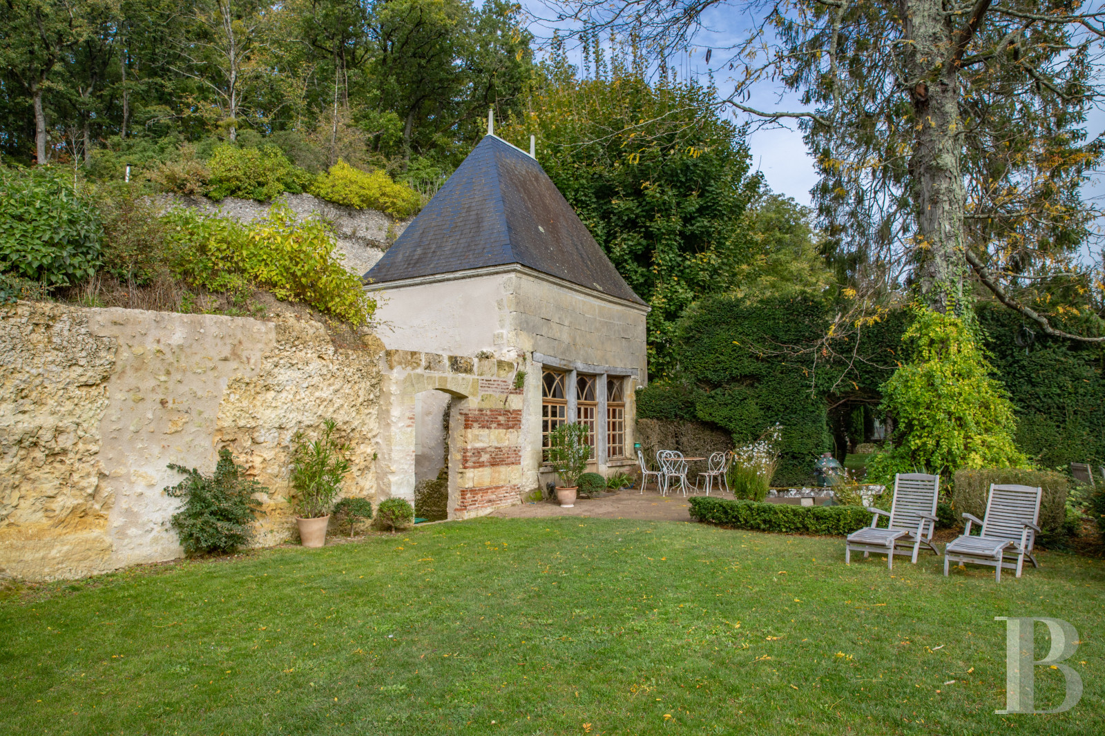 En Indre-et-Loire, sur les hauteurs d’un village, près d’Amboise, un château et son hameau en bordure de forêt - photo  n°4